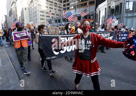 New York City, USA. November 2020. Demonstranten sind am 7. November 2020 in Midtown in New York City USA vorgekommen. Demokratische und sozialistische Organisationen in den USA wollen sicher sein, dass alle Stimmzettel gezählt werden und dass der Wahlprozess respektiert wird. ( Foto von John Lamparski/ Quelle: SIPA USA/Alamy Live News Stockfoto