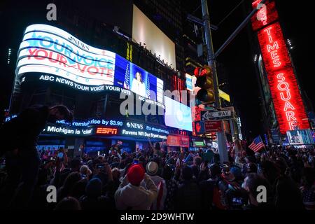 New York, Usa. November 2020. Die Menschen beobachten den Bildschirm der ABC Good Morning America GMA Studios, während der designierte Präsident Joe Biden am 7. November 2020 seine Dankesrede von Delaware auf dem Times Square in New York hält. - der Demokrat Joe Biden hat das Weiße Haus gewonnen, sagten US-Medien am 7. November, als er Donald Trump besiegte und eine Präsidentschaft beendete, die die amerikanische Politik erschütterte, die Welt schockierte und die Vereinigten Staaten mehr gespalten ließ als zu jeder Zeit seit Jahrzehnten. Kredit: SOPA Images Limited/Alamy Live Nachrichten Stockfoto