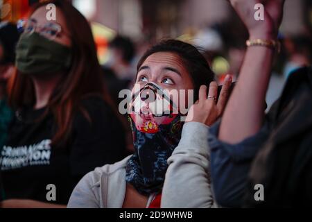 New York, Usa. November 2020. Die Menschen beobachten den Bildschirm der ABC Good Morning America GMA Studios, während der designierte Präsident Joe Biden am 7. November 2020 seine Dankesrede von Delaware auf dem Times Square in New York hält. - der Demokrat Joe Biden hat das Weiße Haus gewonnen, sagten US-Medien am 7. November, als er Donald Trump besiegte und eine Präsidentschaft beendete, die die amerikanische Politik erschütterte, die Welt schockierte und die Vereinigten Staaten mehr gespalten ließ als zu jeder Zeit seit Jahrzehnten. Kredit: SOPA Images Limited/Alamy Live Nachrichten Stockfoto