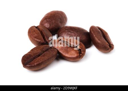 Kaffeebohnen Nahaufnahme isoliert auf weißem Hintergrund Stockfoto