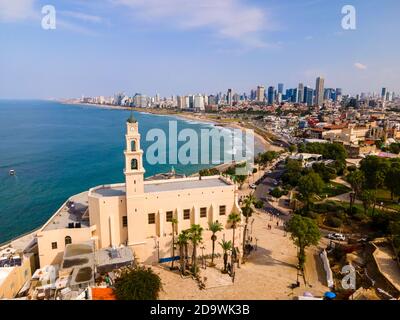 Tel Aviv - Jaffa, Blick von oben. Moderne Stadt mit Wolkenkratzern und der Altstadt. Vogelperspektive. Israel, der nahe Osten. Luftaufnahmen Stockfoto