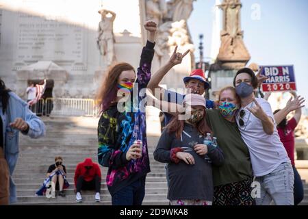 Indianapolis, Usa. November 2020. Menschen mit Gesichtsmasken feiern am Monument Circle in der Innenstadt von Indianapolis, nachdem der ehemalige Vizepräsident Joe Biden zum Gewinner der Präsidentschaftswahl 2020 erklärt wurde, nachdem er den amtierenden US-Präsidenten Donald Trump besiegt und damit zum 46. Präsidenten der Vereinigten Staaten ernannt hatte. Kredit: SOPA Images Limited/Alamy Live Nachrichten Stockfoto