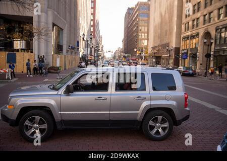 Indianapolis, Usa. November 2020. Anhänger in einem Auto feiern am Monument Circle in der Innenstadt von Indianapolis, nachdem der ehemalige Vizepräsident Joe Biden zum Sieger der Präsidentschaftswahl 2020 erklärt wurde, nachdem er den amtierenden US-Präsidenten Donald Trump zum 46. Präsidenten der Vereinigten Staaten besiegt hatte. Kredit: SOPA Images Limited/Alamy Live Nachrichten Stockfoto