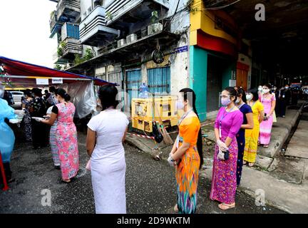 (201108) -- YANGON, 8. November 2020 (Xinhua) -- die Wähler stehen Schlange, um in einem Wahllokal in Yangon, Myanmar, am 8. November 2020 die Stimmzettel abzustimmen. Myanmar startete am Sonntag seine Mehrparteiengeneralwahlen, als über 37 Millionen Wahlberechtigte im ganzen Land an die Wahlen gingen. Quelle: Xinhua/Alamy Live News Stockfoto