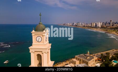 Tel Aviv - Jaffa, Blick von oben. Moderne Stadt mit Wolkenkratzern und der Altstadt. Vogelperspektive. Israel, der nahe Osten. Luftaufnahmen Stockfoto