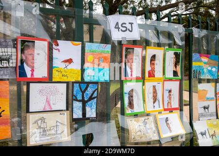 Australische Grundschule mit Kindern Schüler Kunstwerke und Zeichnungen ausgestellt Am Schulzaun, Sydney, Australien Stockfoto