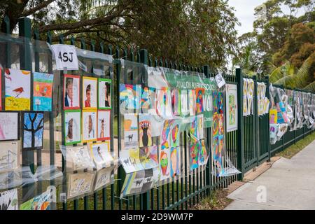 Australische Grundschule mit Kindern Schüler Kunstwerke und Zeichnungen ausgestellt Am Schulzaun, Sydney, Australien Stockfoto