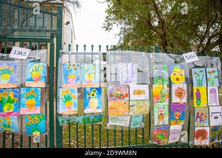 Australische Grundschule mit Kindern Schüler Kunstwerke und Zeichnungen ausgestellt Am Schulzaun, Sydney, Australien Stockfoto