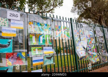 Australische Grundschule mit Kindern Schüler Kunstwerke und Zeichnungen ausgestellt Am Schulzaun, Sydney, Australien Stockfoto