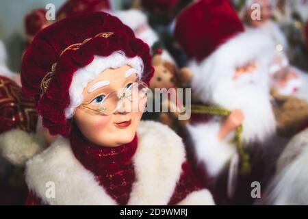 Nahaufnahme von Mutter Clause Spielzeugpuppe, Santa's Frau Stockfoto