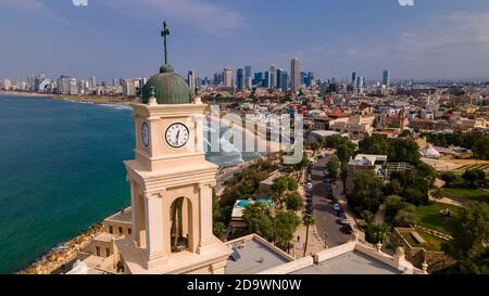 Belltower, Jaffa, Tel Aviv, Israel, Luftansicht. Moderne Stadt mit Wolkenkratzern und der Altstadt. Vogelperspektive Stockfoto