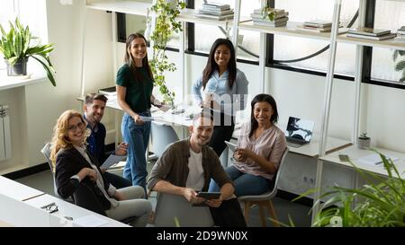 Gruppenportrait von glücklichen, vielfältigen Geschäftsleuten, die sich im Büro treffen Stockfoto