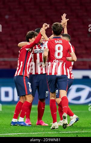 Die Spieler von Atletico de Madrid feiern das Tor beim La Liga Santander Spiel zwischen Atletico de Madrid und Cadiz CF im Wanda Metropolitano Stadion in Madrid, Spanien. 07. November 2020. (Foto von Perez Meca/MB Media) Stockfoto