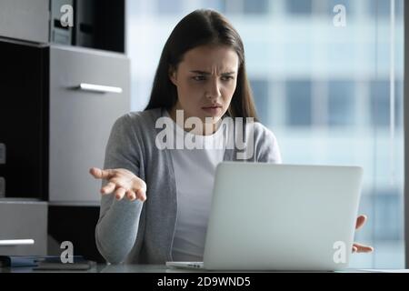 Verärgerte Sekretärin am Computer mit Verbindungsproblemen Stockfoto