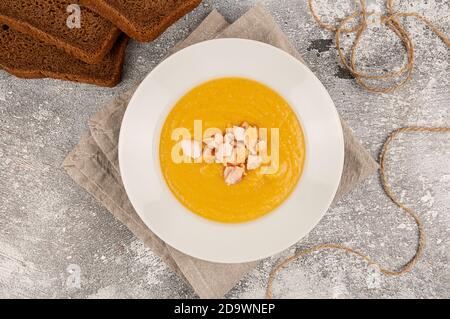 pea Suppenpüree mit Huhn und schwarzem Brot in einem weißen Platte Stockfoto