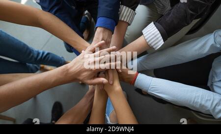 Diverse Menschen Geschäftspartner Freunde Kollegen stapeln Handflächen in Stapel Stockfoto