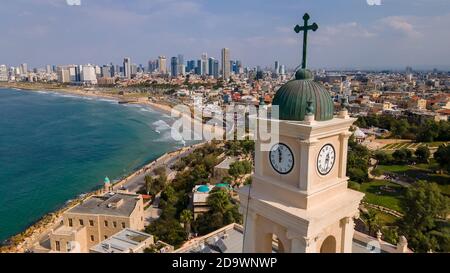 Luftaufnahme von Tel Aviv und Jaffa mit der Spitze Des Glockenturms von der St. Peters Kirche in Jaffa Im Vordergrund Stockfoto