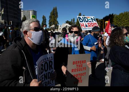 San Francisco, USA. November 2020. Menschen versammeln sich auf einer Straße in San Francisco, Kalifornien, USA, 7. November 2020. Der Präsidentschaftskandidat der US-Demokraten Joe Biden wurde am Samstag von mehreren US-Medien als Sieger der Wahl 2020 prognostiziert. Der amtierende Präsident Donald Trump sagte, die Wahl sei "noch lange nicht zu Ende" und schwur, rechtliche Schritte zu Unternehmen. Quelle: Li Jianguo/Xinhua/Alamy Live News Stockfoto