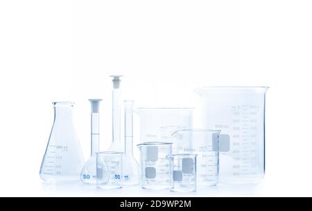 Realistisches Glas Laborausrüstung Set. Kolben und Messbecher für wissenschaftliche Experimente im Labor isoliert auf weißem Hintergrund und Clipping p Stockfoto