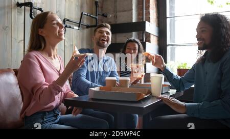 Gruppe von treuen Kunden des italienischen Restaurants genießen leckere Pizza Stockfoto