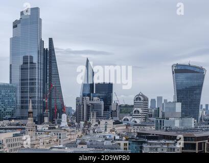 Wolkenkratzer der Stadt London, darunter Walkie Talkie, Cheesegrater, The Scalpel, Tower 42 und 100 Bishops Gate. Stockfoto