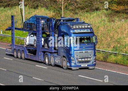 Callum M Plank Autotransporter, Autotransporter; LKW für schwere Massenguttransporte, Spedition, Willie-Lastkraftwagen, Transport, Abholung und Lieferung, Mehrwagen-Nutzfahrzeug-Carrier, LKW, Spezialfracht, Volvo FH-Fahrzeug, Lieferung, Transport, Industrie auf der Autobahn M61. Stockfoto