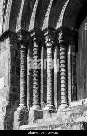 COIMBRA, PORTUGAL - Sommer 2019: Details der mittelalterlichen Kirche von Santiago in Coimbra, Centro Region, Portugal. Schwarz und weiß Stockfoto