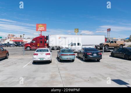 Las Vegas, Nevada/Vereinigte Staaten von Amerika-8. April 2018: Parkplatz auf halber Strecke an der 15. Straße zwischen Los Angeles und Las Vegas. Stockfoto