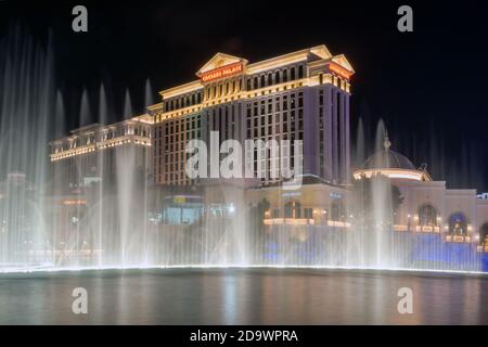 Las Vegas, Nevada/Vereinigte Staaten von Amerika-April 9,2018: Brunnentanz-Show vor dem Caesar Palace Las Vegas Hotel und Casino bei Nacht auf Las Stockfoto