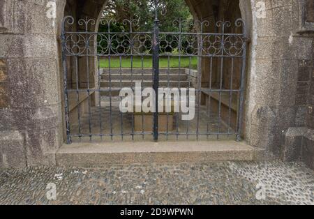 Sargauflage am Eingang zur Kirche auf St. Michael's Mount in Cornwall, England, Großbritannien Stockfoto