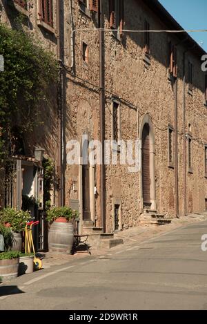 Blick auf die alte Straße in bolgheri Dorf, toskana italien. Stockfoto