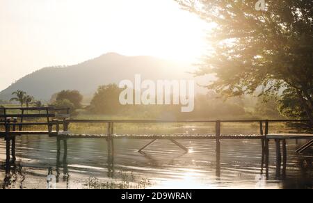 Die Landschaft des Lam Taphoen Stausees bei Sonnenaufgang in der Suphan Buri Provinz, Thailand Stockfoto