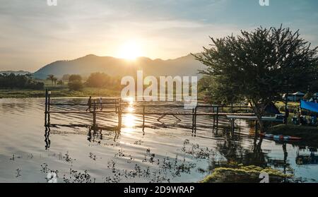 Die Landschaft des Lam Taphoen Stausees bei Sonnenaufgang in der Suphan Buri Provinz, Thailand Stockfoto