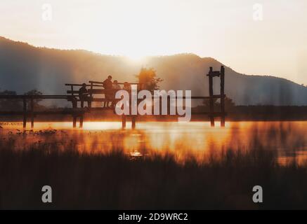 Die Landschaft des Lam Taphoen Stausees bei Sonnenaufgang in der Suphan Buri Provinz, Thailand Stockfoto