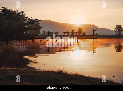 Die Landschaft des Lam Taphoen Stausees bei Sonnenaufgang in der Suphan Buri Provinz, Thailand Stockfoto