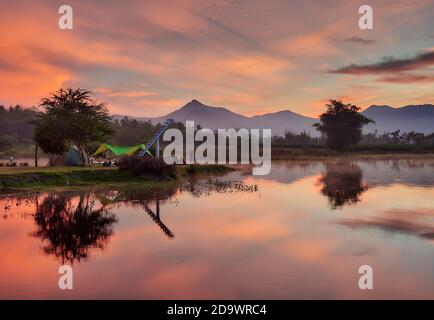 Die Landschaft des Lam Taphoen Stausees bei Sonnenaufgang in der Suphan Buri Provinz, Thailand Stockfoto