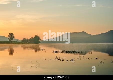 Die Landschaft des Lam Taphoen Stausees bei Sonnenaufgang in der Suphan Buri Provinz, Thailand Stockfoto