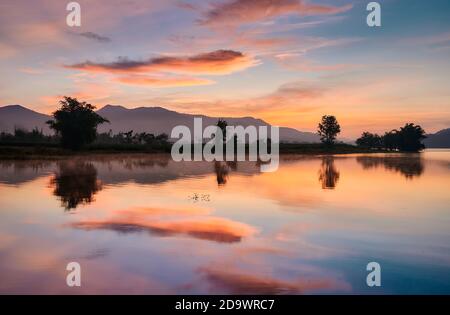 Die Landschaft des Lam Taphoen Stausees bei Sonnenaufgang in der Suphan Buri Provinz, Thailand Stockfoto