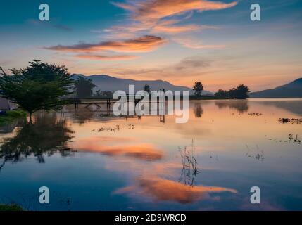 Die Landschaft des Lam Taphoen Stausees bei Sonnenaufgang in der Suphan Buri Provinz, Thailand Stockfoto