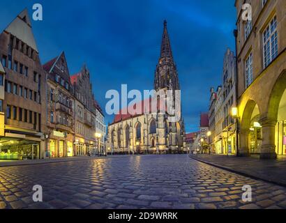 Münster, Deutschland. Ansicht der St. Lambert Kirche in der Abenddämmerung (HDR-Bild) Stockfoto