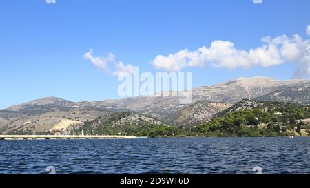 Der Blick über die Koutavos Lagune zur De Bosset (Drapano) Brücke in der Bucht von Argostoli auf der griechischen Insel Kefalonia. Stockfoto