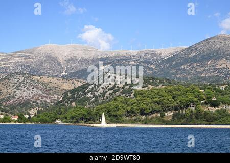 Der Blick über die Bucht von Argostoli zur De Bosset Brücke auf der griechischen Insel Kefalonia. Neben der Brücke befindet sich ein Steinobelisk. Stockfoto