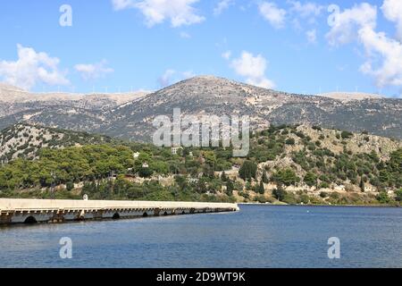 Der Blick über die Koutavos Lagune zur De Bosset (Drapano) Brücke in der Bucht von Argostoli auf der griechischen Insel Kefalonia. Stockfoto