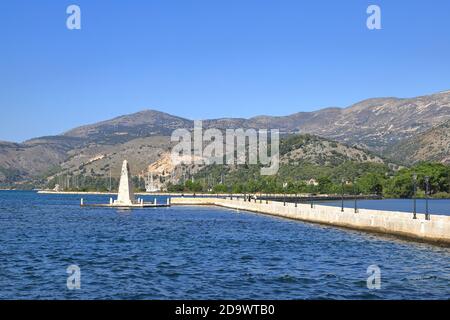 Der Blick über die Bucht von Argostoli zur De Bosset Brücke auf der griechischen Insel Kefalonia. Neben der Brücke befindet sich ein Steinobelisk. Stockfoto