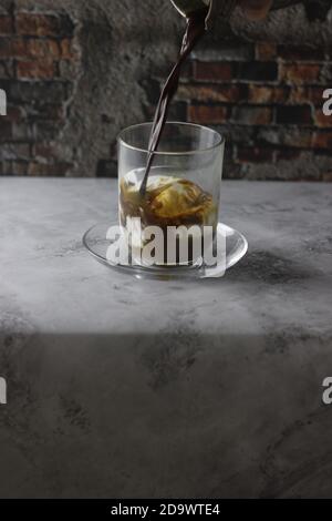 tasse Affogato Kaffee auf einem hellen Marmor Hintergrund Stockfoto