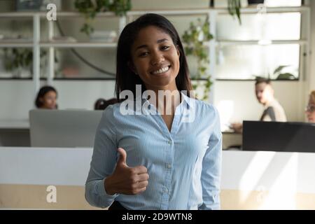 Zufriedene asiatische weibliche Klientin, die Waren oder Dienstleistungen empfiehlt Stockfoto
