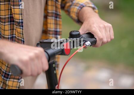 Lenker. Nahaufnahme Bild von Männern Hände halten Roller Lenker Stockfoto