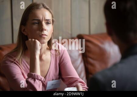 Junge Frau, die sich nach der Verabredung im Kaffeehaus dumpf fühlt Stockfoto