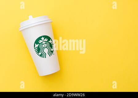 BERLIN - 8. NOVEMBER: Starbucks Paper Cup. Starbucks Kaffee mit Logo Meerjungfrau isoliert auf gelbem Hintergrund in Berlin am 8. November. 2020 in Deutschland Stockfoto