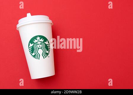 BERLIN - 8. NOVEMBER: Starbucks Paper Cup. Starbucks Kaffee mit Logo Meerjungfrau isoliert auf rotem Hintergrund in Berlin am 8. November. 2020 in Deutschland Stockfoto